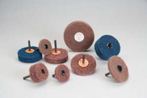 3M Abrasive Brushes Very Fine Aluminum Oxide Standard Abrasives™ MD Center Hole 1/4 in